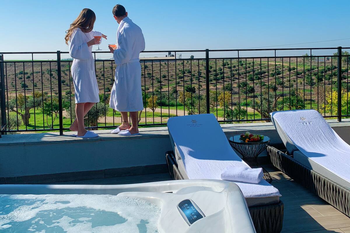 Onyx Luxury Rooftop Suite with Hot Tub | Premium bedding, minibar, in-room safe, desk