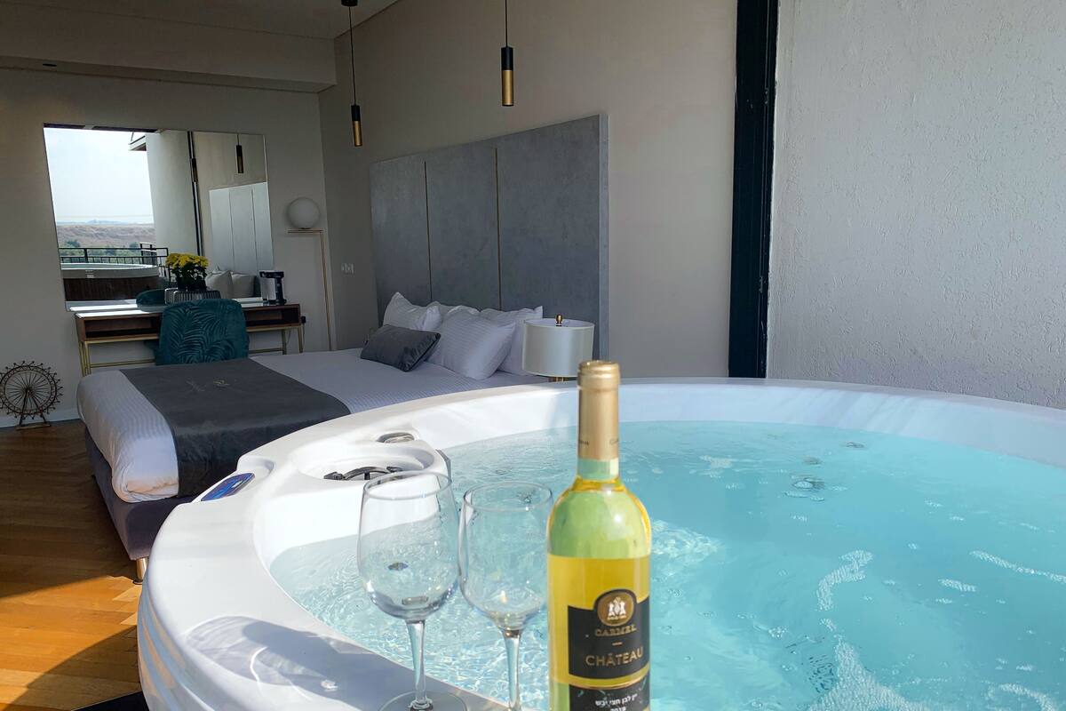 Amethyst Suite with Hot Tub & Balcony | Premium bedding, minibar, in-room safe, desk