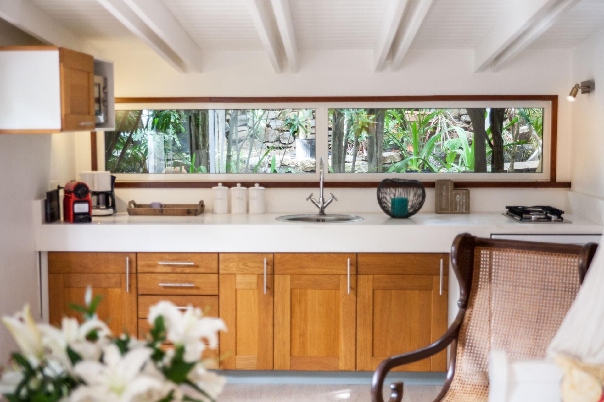 Kühlschrank, Wasserkocher mit Kaffee-/Teezubehör