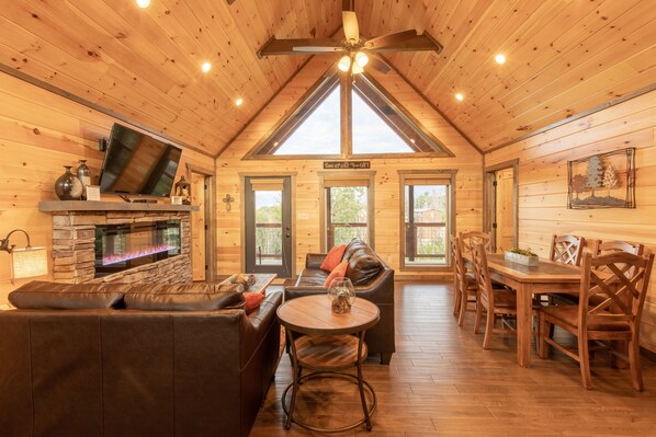 Smart TV, fireplace, books - Special Fall Rates - Location,  Luxury Cabin, Views, Hot Tub,  Fire Pit, 5 Stars (Gatlinburg)