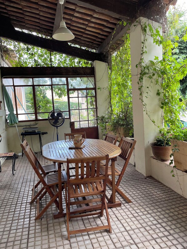 Outdoor dining - HOUSE with night parking  (Ollioules)