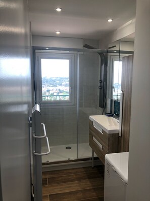 Sèche-cheveux, serviettes fournies, papier toilette