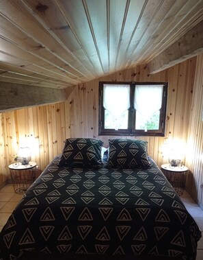 1 quarto, ferros/tábuas de passar roupa, berço de viagem, roupa de cama