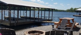 Egypt Lake Escape is located near all the fun on beautiful Lake of Egypt