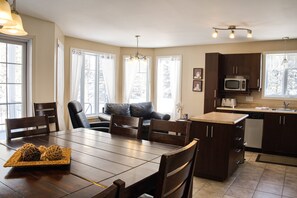 Dining - Fjord du Saguenay, Mont Édouard condo Chez la Belle Rose (L'Anse-Saint-Jean)