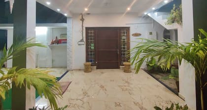 Unabhängiges Haus mit 3 Schlafzimmern, Flur und Küche. Alle Schlafzimmer sind mit Bad ausgestattet