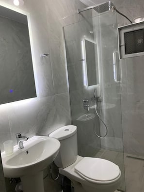 Family Apartment, Balcony, Sea View | Bathroom | Shower, towels, toilet paper - Joni Apartaments (Ksamil)