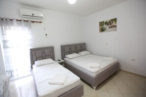 Triple Room, Ground Floor, No Balcony | 2 chambres, bureau, accès au Wi-Fi (inclus), literie fournie