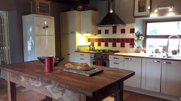 Oven, coffee/tea maker, electric kettle, toaster