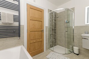 Badewanne, Haartrockner, Handtücher, Seife