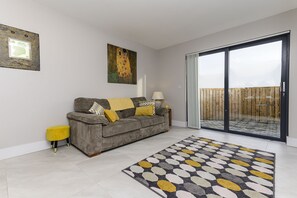 تلفزيون ذكي، مدفأة، مشغل دي في دي، كُتُب