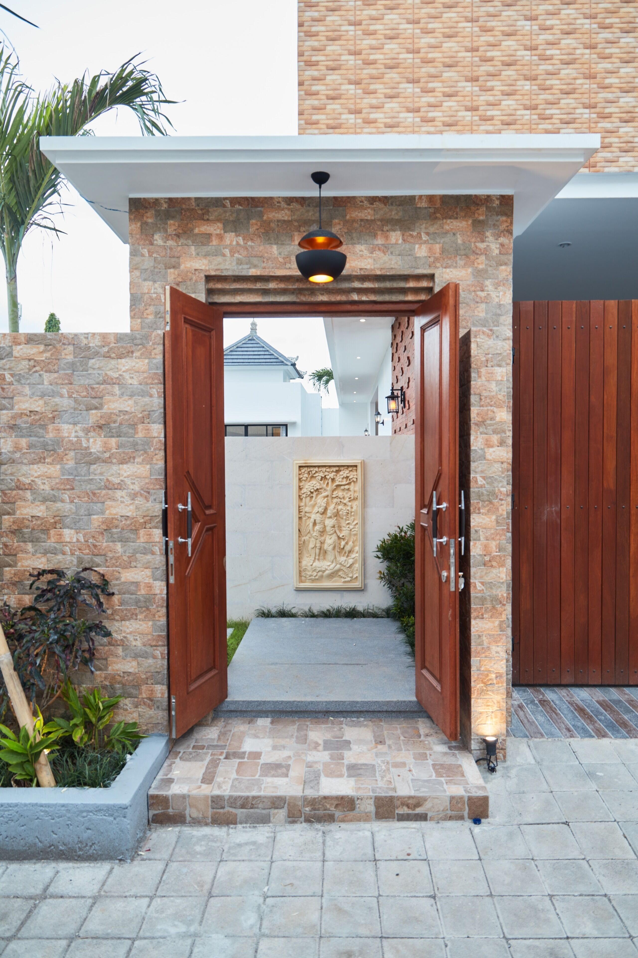 32-inch flat-screen TV with cable channels, LED TV