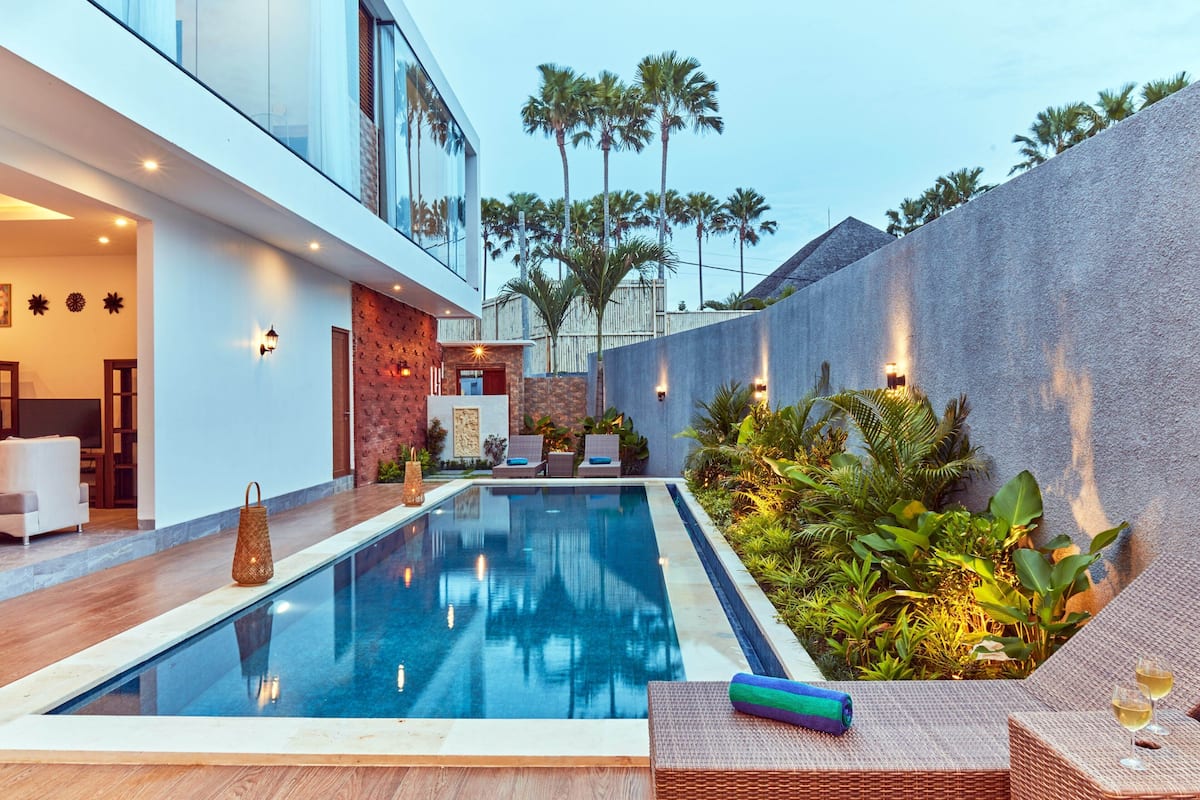 Una piscina al aire libre