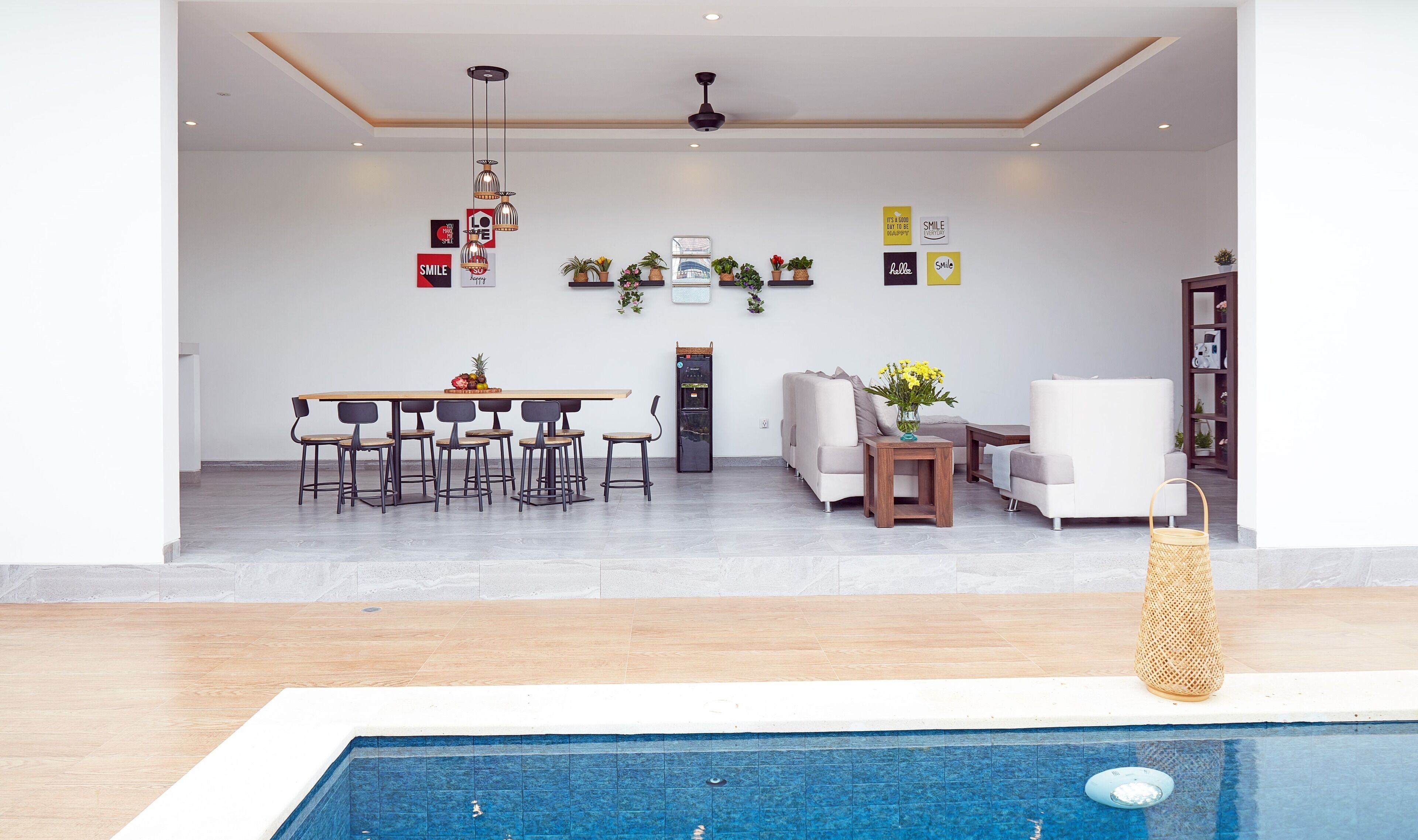 Ein modernes Wohnzimmer mit Essbereich, einem Pool und einer Springbrunnen.
