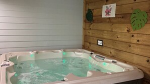 Ein Whirlpool in einem Raum mit Holzwänden und -decke.
