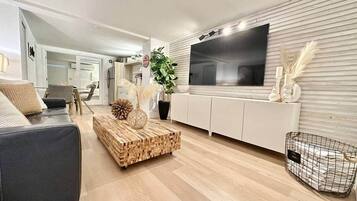 Fernseher, Tischtennisplatte