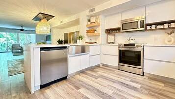 Großer Kühlschrank, Mikrowelle, Ofen, Herdplatte