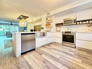 Full-sized fridge, microwave, oven, stovetop