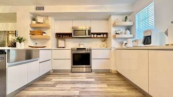 Großer Kühlschrank, Mikrowelle, Ofen, Herdplatte