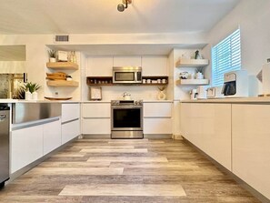 Full-sized fridge, microwave, oven, stovetop