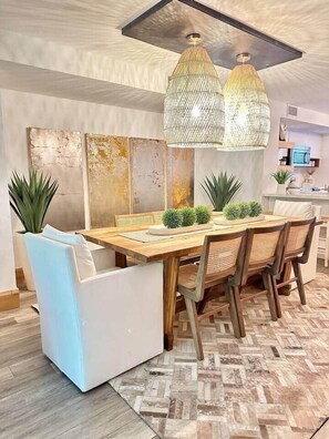 Dining - Largo Getaway • 3 King Suites + In-Laws Quarters, Pickleball (Key Largo)