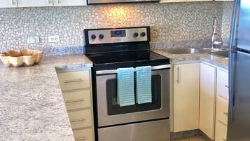 Refrigerador, microondas, horno y parrilla de estufa