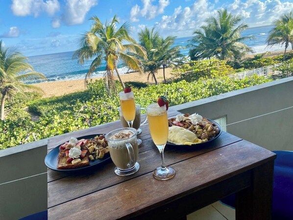 Outdoor dining - Beachfront Tropical Paradise with Private Terrace and Direct Beach Access 🏝 (Manatí)
