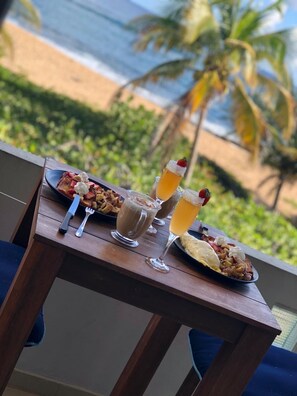 Outdoor dining - Beachfront Tropical Paradise with Private Terrace and Direct Beach Access 🏝 (Manatí)