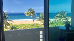 Een balkon met uitzicht op het strand en de oceaan.