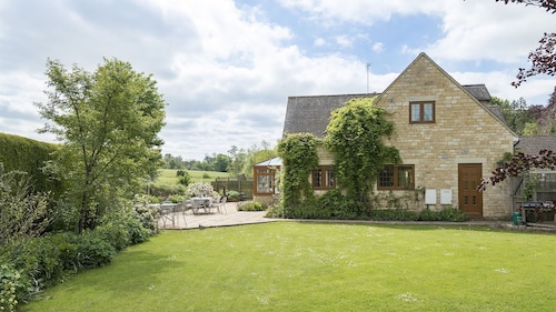 Kingfisher Cottage - sleeps 10 guests  in 5 bedrooms