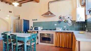 Fridge, dishwasher, coffee/tea maker, toaster