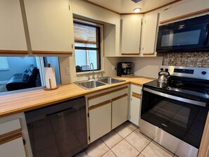 Coffee/tea maker, fridge, microwave, oven