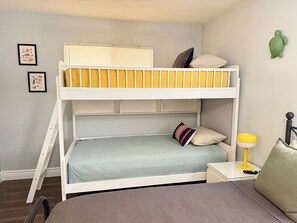 3 bedrooms, iron/ironing board, WiFi (free), bed sheets