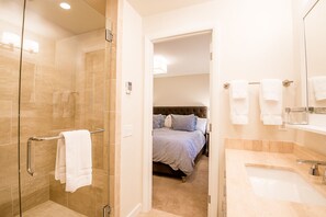 Combined shower/bathtub, hair dryer, towels - Dollar Meadows Condo 1376 -Newly Renovated & Access to Sun Valley Resort Pool (Sun Valley)