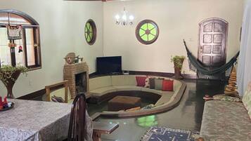 Smart TV, lareira, aparelho de som