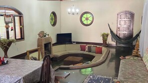 Smart TV, lareira, aparelho de som