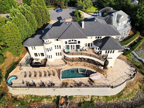 LUXURY LAKEFRONT ESTATE IN CHARLOTTE 