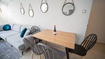 Grand Apartment, 3 Bedrooms | In-room dining
