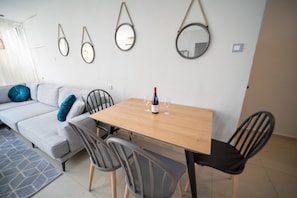Grand Apartment, 3 Bedrooms | In-room dining