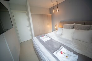 Apartamento Grand, 3 habitaciones | Caja fuerte, decoración individual, escritorio y cortinas opacas