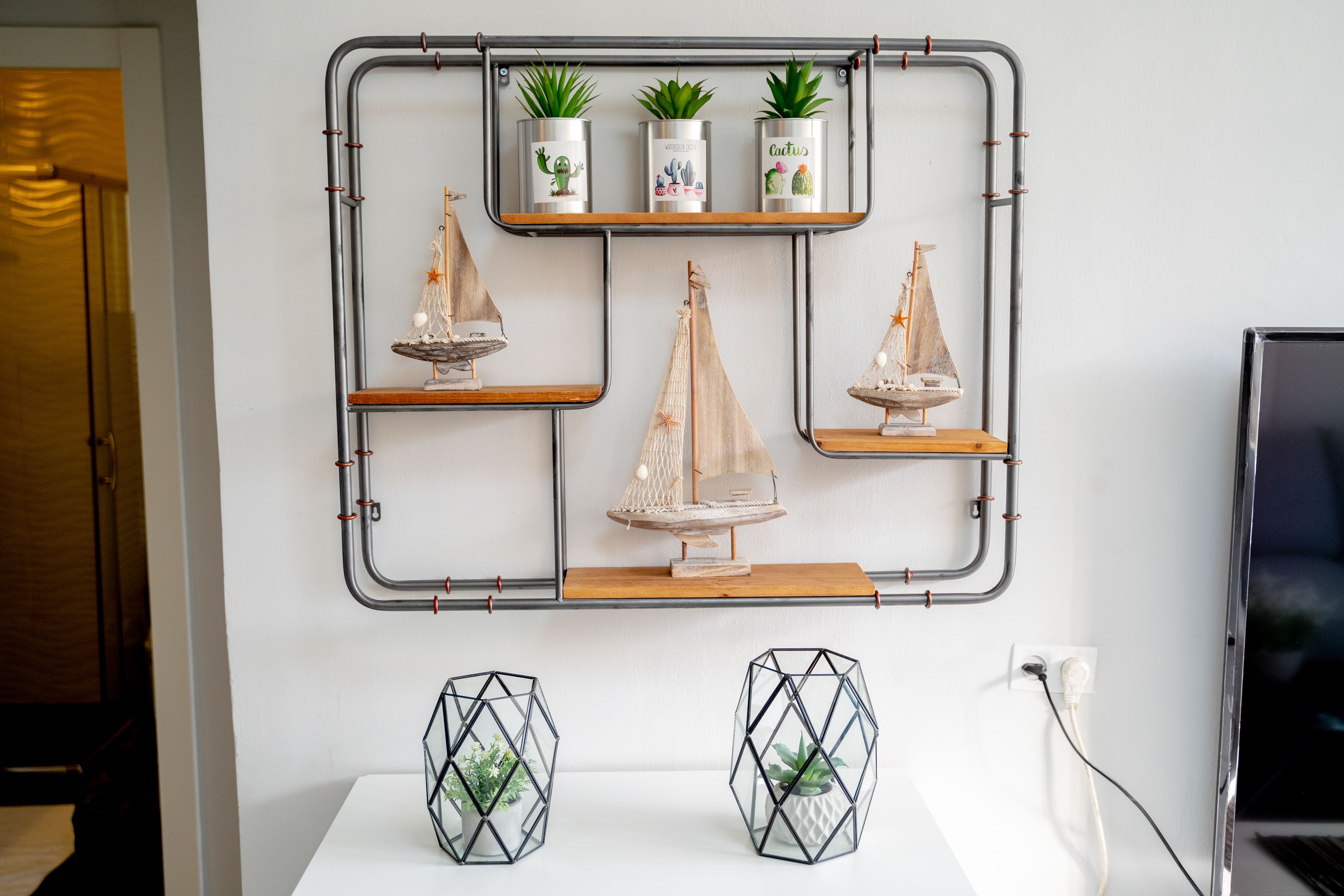 Una estantería con plantas y adornos.