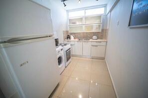 Appartement Majestueux, 3 chambres | Cuisine privée | Réfrigérateur, micro-ondes, four, plaque de cuisson