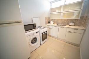 Grand Apartment, 3 Bedrooms | Private kitchen | Fridge, microwave, oven, stovetop