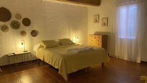 6 bedrooms, iron/ironing board, free WiFi, bed sheets