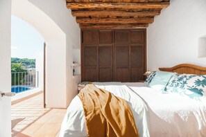 4 bedrooms, in-room safe, WiFi, bed sheets