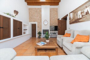 TV, fireplace, stereo