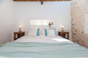 4 bedrooms, in-room safe, WiFi, bed sheets