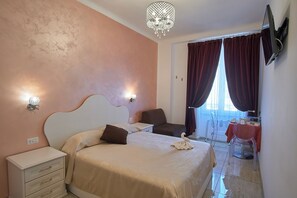 Frette Italian sheets, premium bedding, down duvets, pillow-top beds - Museum Guest House (Civitavecchia)