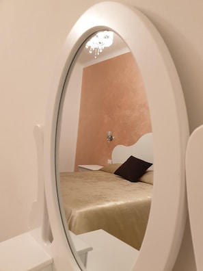 Frette Italian sheets, premium bedding, down duvets, pillow-top beds - Museum Guest House (Civitavecchia)