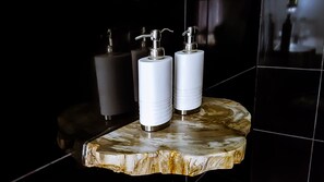 Een douche, een regendouche, een haardroger, shampoo